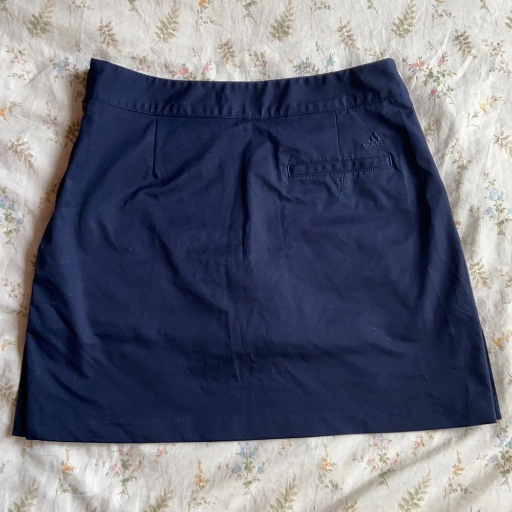 Adidas golf skirt size 6 with built in shorts and side pockets, never worn - Picture 2 of 11